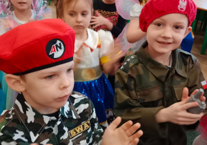 Dzieci uczestniczące na balu przebrane w stroje karnawałowe