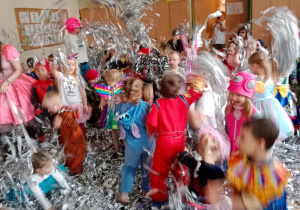 Dzieci uczestniczące na balu przebrane w stroje karnawałowe