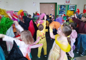 Dzieci uczestniczące na balu przebrane w stroje karnawałowe