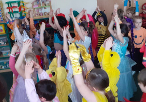 Dzieci uczestniczące na balu przebrane w stroje karnawałowe