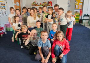 Zdjęcie grupowe dzieci w sali przedszkolnej wraz w wychowawcą