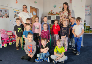 Zdjęcie grupowe dzieci w sali przedszkolnej wraz w wychowawcą
