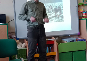 Pan leśniczy na tle prezentacji multimedialnej