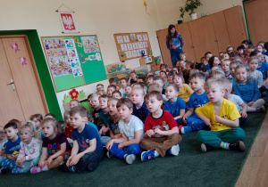 Dzieci siedzące na dywanie