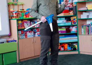 Pan leśniczy na tle prezentacji multimedialnej