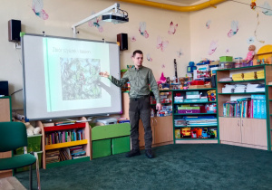 Pan leśniczy na tle prezentacji multimedialnej