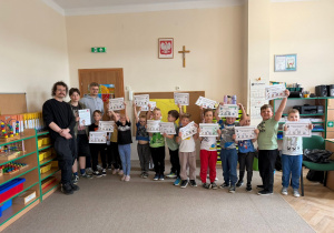 Grupowe zdjęcie dzieci z certyfikatami z gościnami specjalnymi