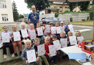 Grupowe zdjęcie dzieci z trenerem