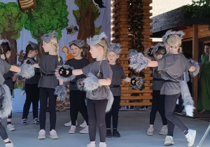Występ dzieci na scenie