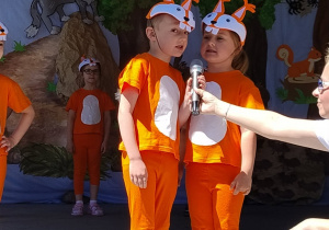 Występ dzieci na scenie
