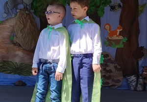 Występ dzieci na scenie