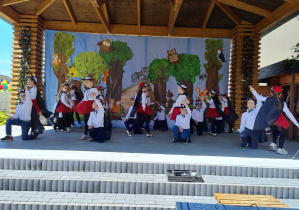 Występ dzieci na scenie