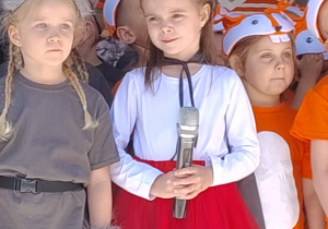 Występ dzieci na scenie