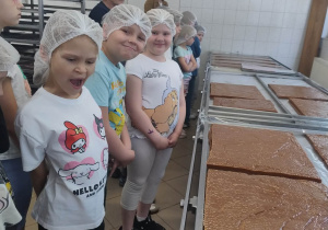 Dzieci obserwują proces produkcji krówek