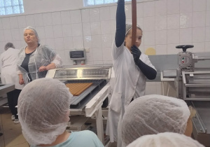 Dzieci obserwują proces produkcji krówek