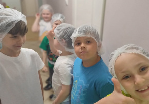 Dzieci stoją w hali i pozują do zdjęcia