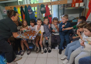 Dzieci degustują świeżo wyprodukowane krówki