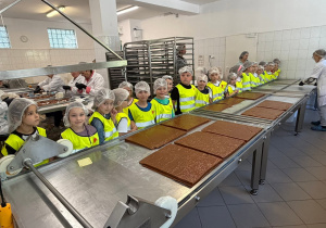 Dzieci obserwują proces produkcji krówek