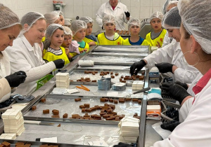 Dzieci obserwują proces produkcji krówek