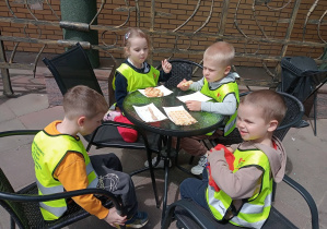 Dzieci jedzą gofry