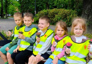Dzieci jedzą lody
