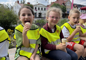 Dzieci jedzą lody