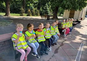 Dzieci jedzą lody