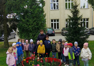 Grupowe zdjęcie dzieci i opiekunów w ogrodzie przedszkolnym