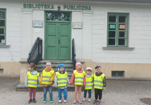 Grupa dzieci przed biblioteką
