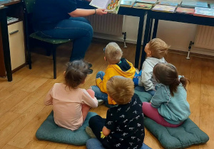 Pani bibliotekarka czyta dzieciom