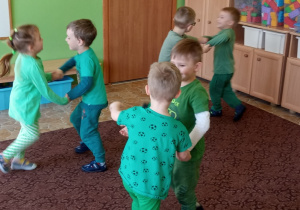 Taniec dzieci z grupy 2 do wiosennego repertuaru.