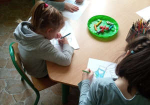 Dzieci z grupy 2 kolorują skarpetki.