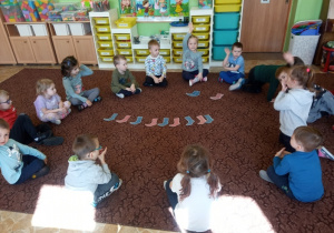 Dzieci z grupy 2 układają skarpetki według rytmu.