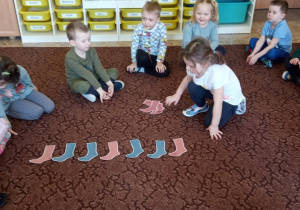 Dzieci z grupy 2 układają skarpetki.