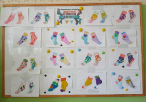 Pokolorowane skarpetki wykonane przez dzieci z grupy 2.