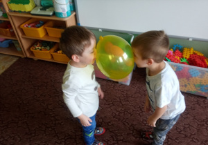 Dzieci z grupy 2 podczas zabawy z balonem.