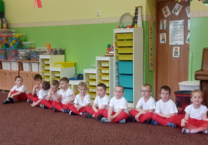 Dzieci oczekujące na zaprezentowanie się w przygotowanych tańcach.