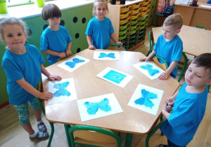 Dzieci z grupy 5 z wykonanymi niebieskimi motylami.