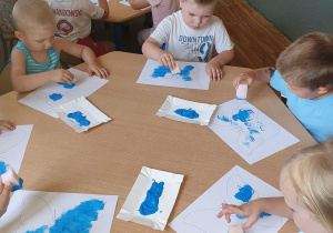 Dzieci z grupy 3 wykonują niebieskie motyle.