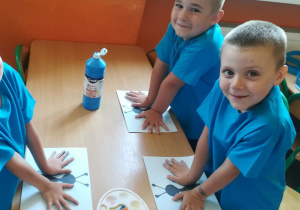 Dzieci z grupy 9 wykonują niebieskie motyle.