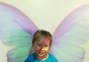 Dziewczynka z grupy 9 - niebieski motyl.