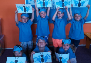 Wspólne zdjęcie dzieci z grupy9 z wykonanymi niebieskimi motylami.