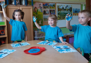 Dzieci z grupy 2 w trakcie wykonywania niebieskiego motyla.