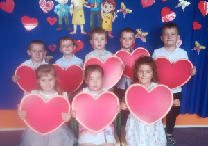 Wspólne zdjęcie dzieci z grupy 9z sercami.