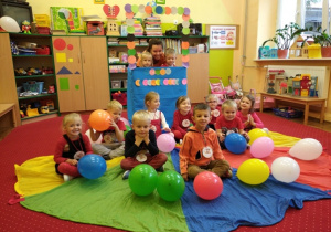 Wspólne zdjęcie dzieci z grupy 1 z balonami i Panią Joanną.