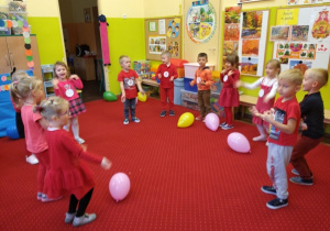 Zabawa z balonami dzieci z grupy 1.