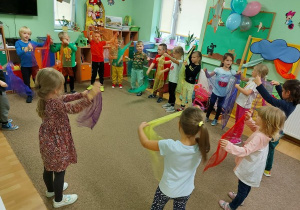 Dzieci z grupy 4 podczas tańca z kolorowymi chustami.