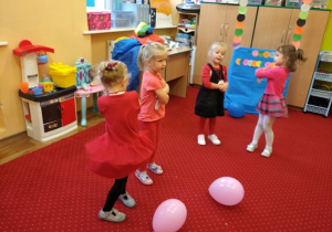 Zabawa z balonami dzieci z grupy 1.