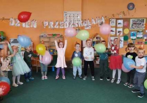 Dzieci z grupy 6 podczas zabawy z balonami.