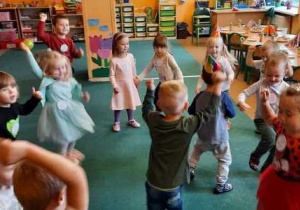 Dzieci z grupy 7 tańczą swobodnie w rytm muzyki.